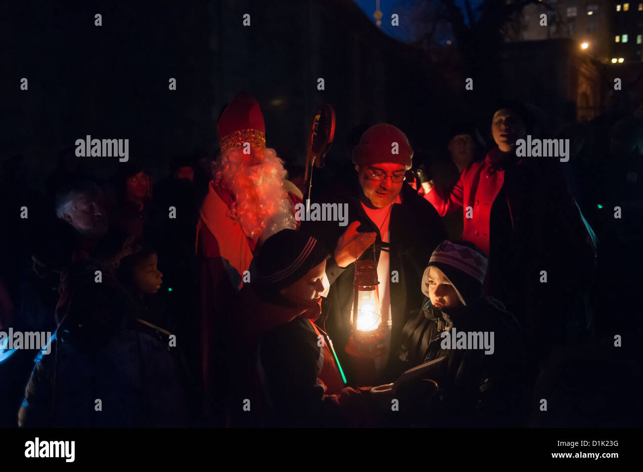 Besucher am Grab von Clement Clarke Moore in Trinity Church Cemetery und Mausoleum in Upper Manhattan in New York Stockfoto