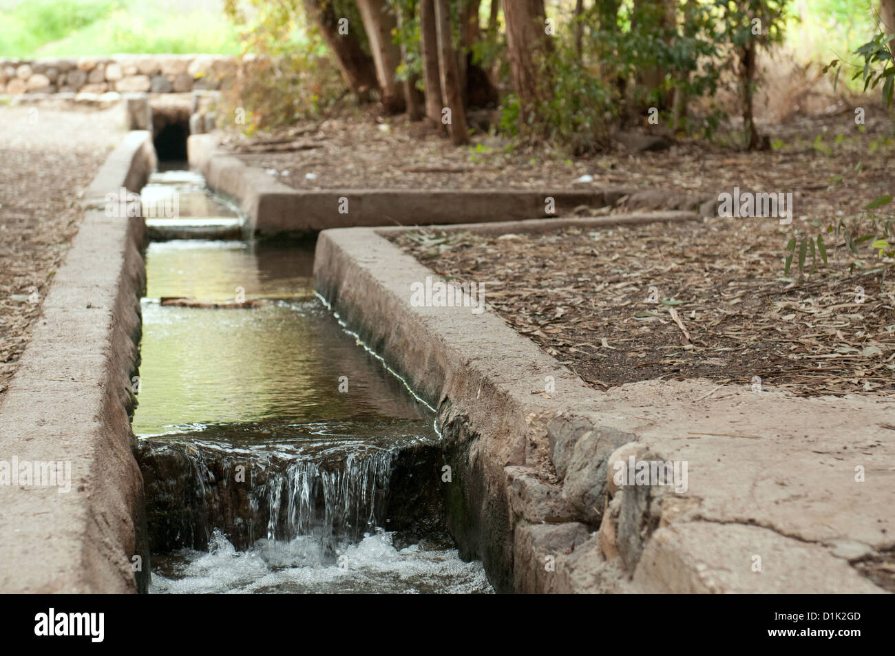 Primitive Bewässerung Rohre tragen das Wasser aus der Quelle zu den Bereichen fotografiert in Israel Stockfoto