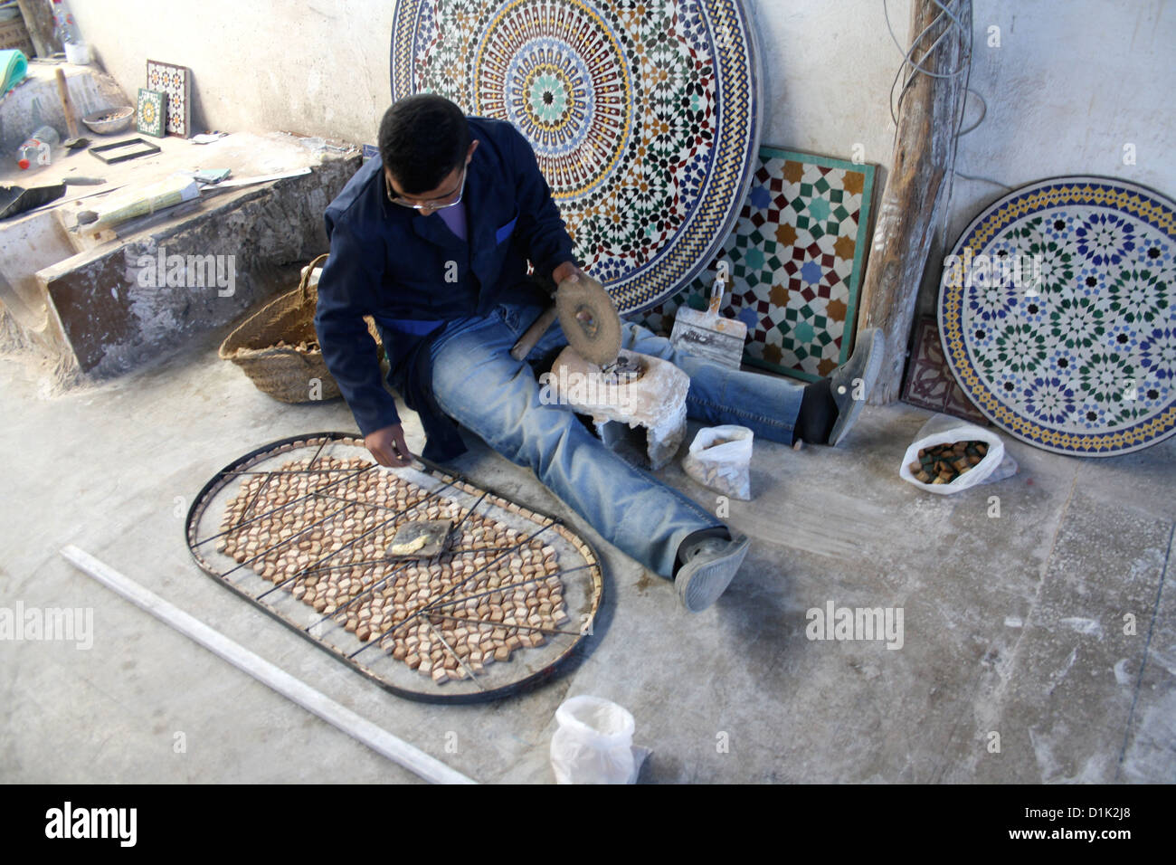 Ein Mann, der ein Mosaik Muster für eine Tabelle, Fes, Marokko Stockfoto