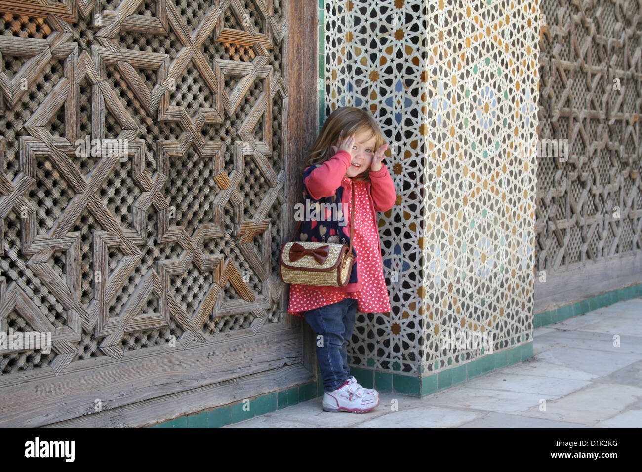 Ein Kind an Bou Inania Madrasa, Fes, Marokko Stockfoto