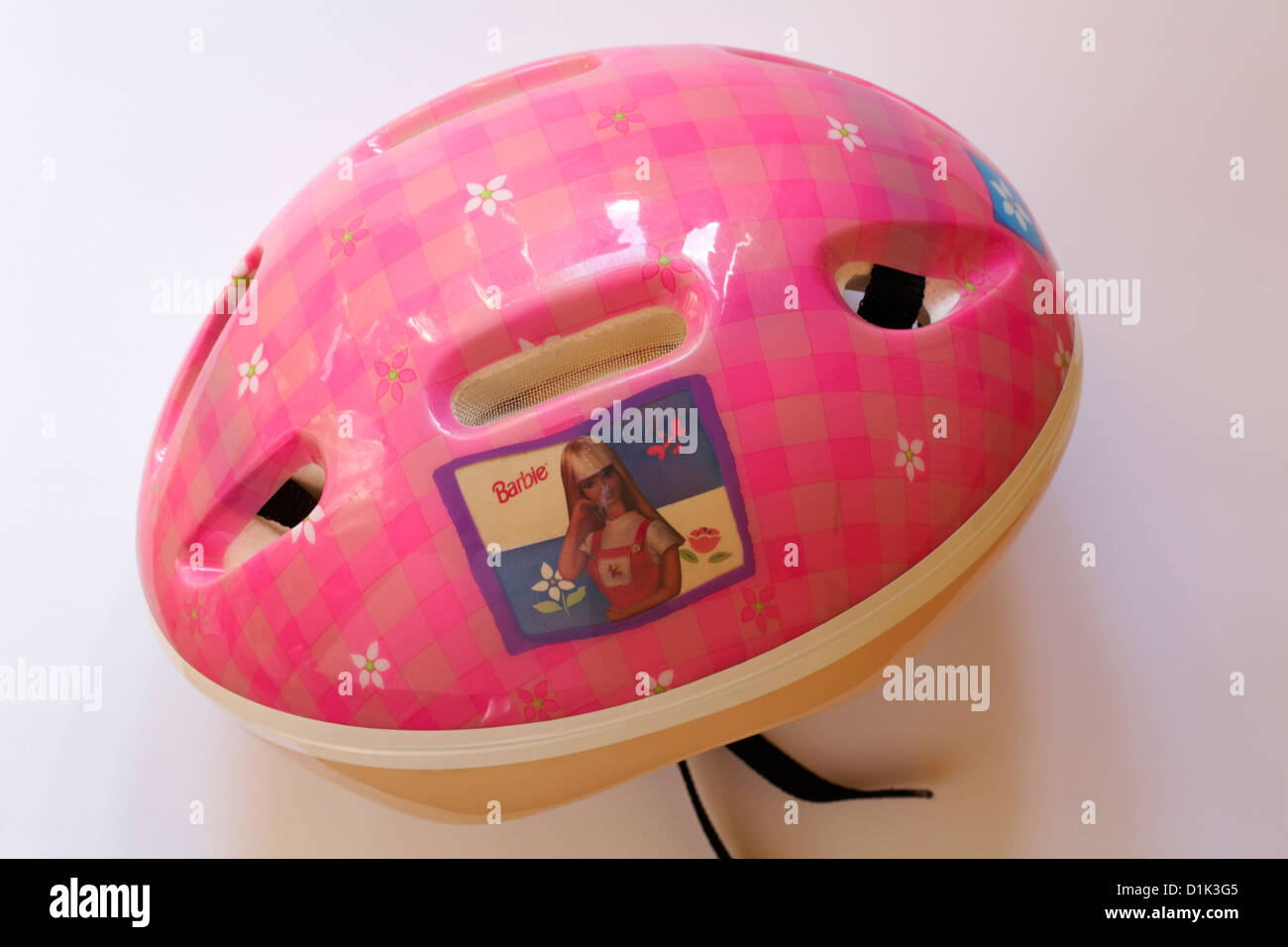 Des Mädchens Barbie Fahrradhelm isoliert auf weißem Hintergrund Stockfoto