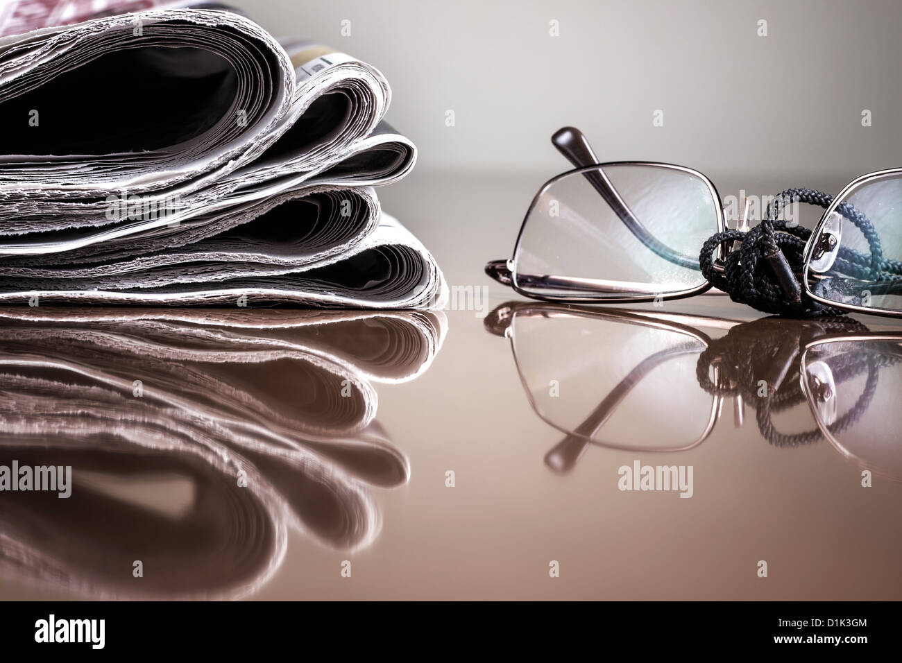 Haufen von Zeitung & Gläser auf Tisch Stockfoto