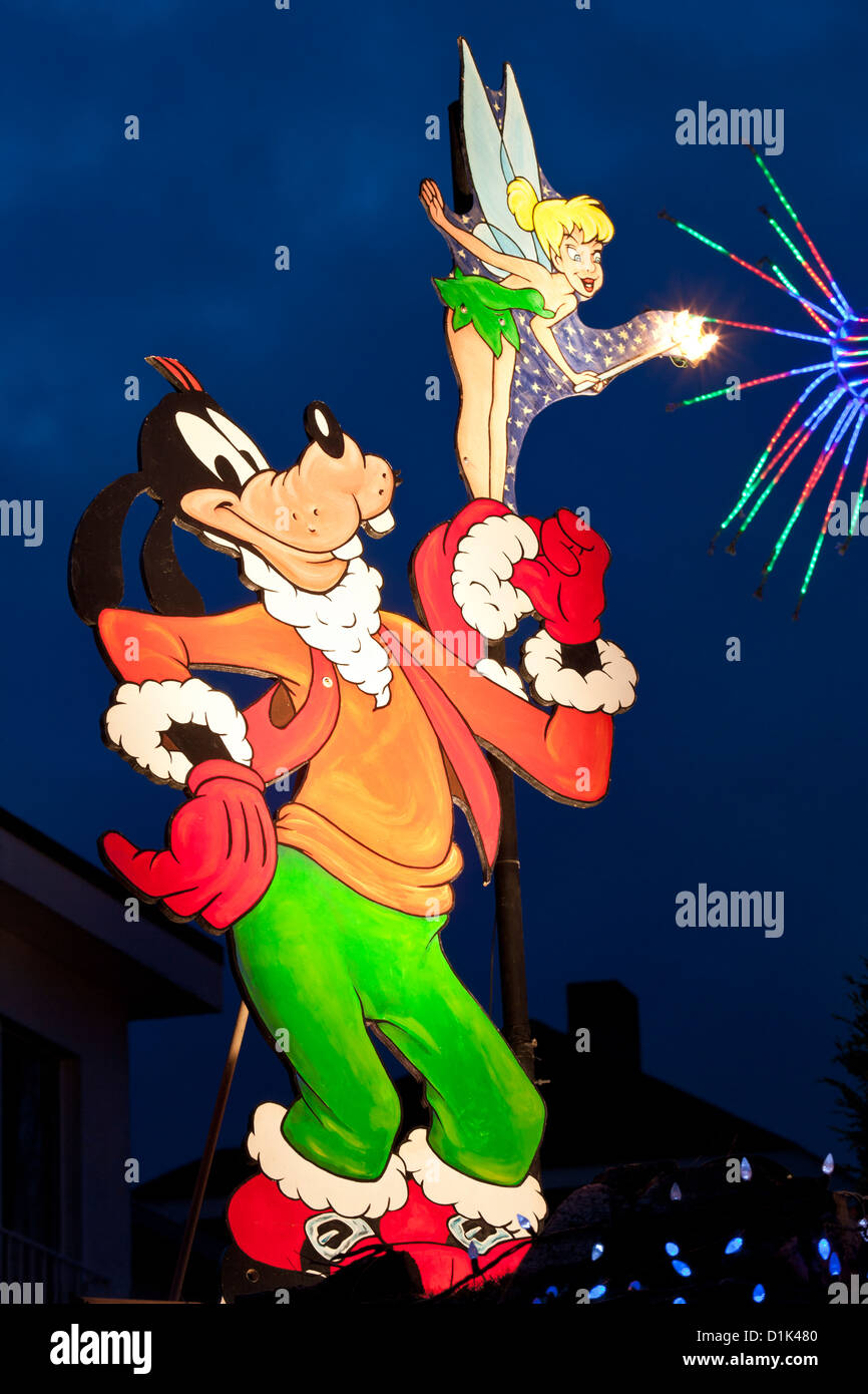 Pluto und Tinkerbelle am Haus beleuchtet für jährliche Weihnachten Jahreszeit.-Victoria, British Columbia, Kanada. Stockfoto