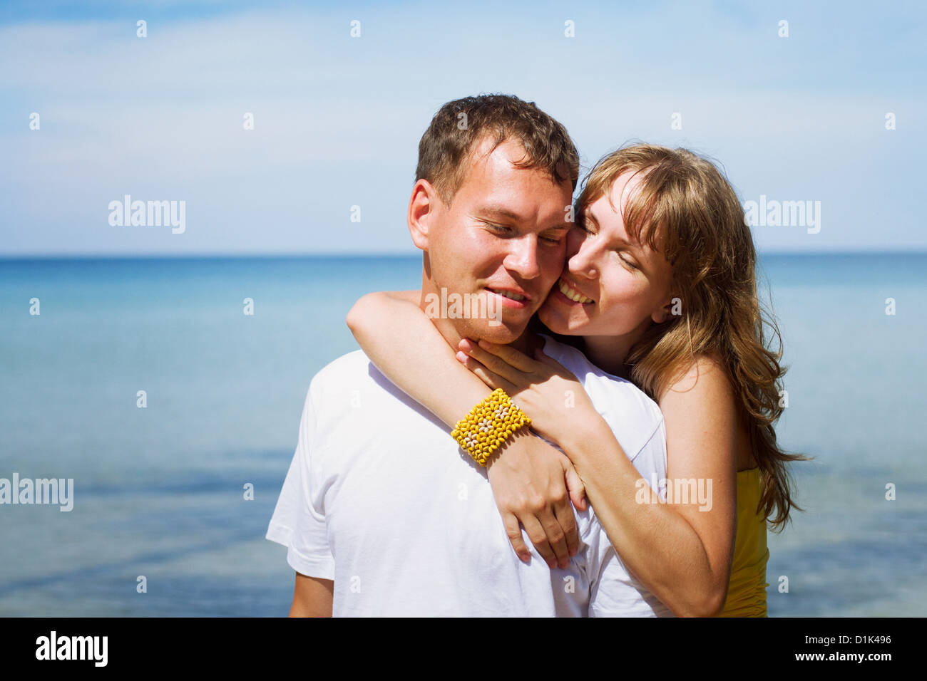 Porträt von glücklichen Paar am Strand Stockfoto
