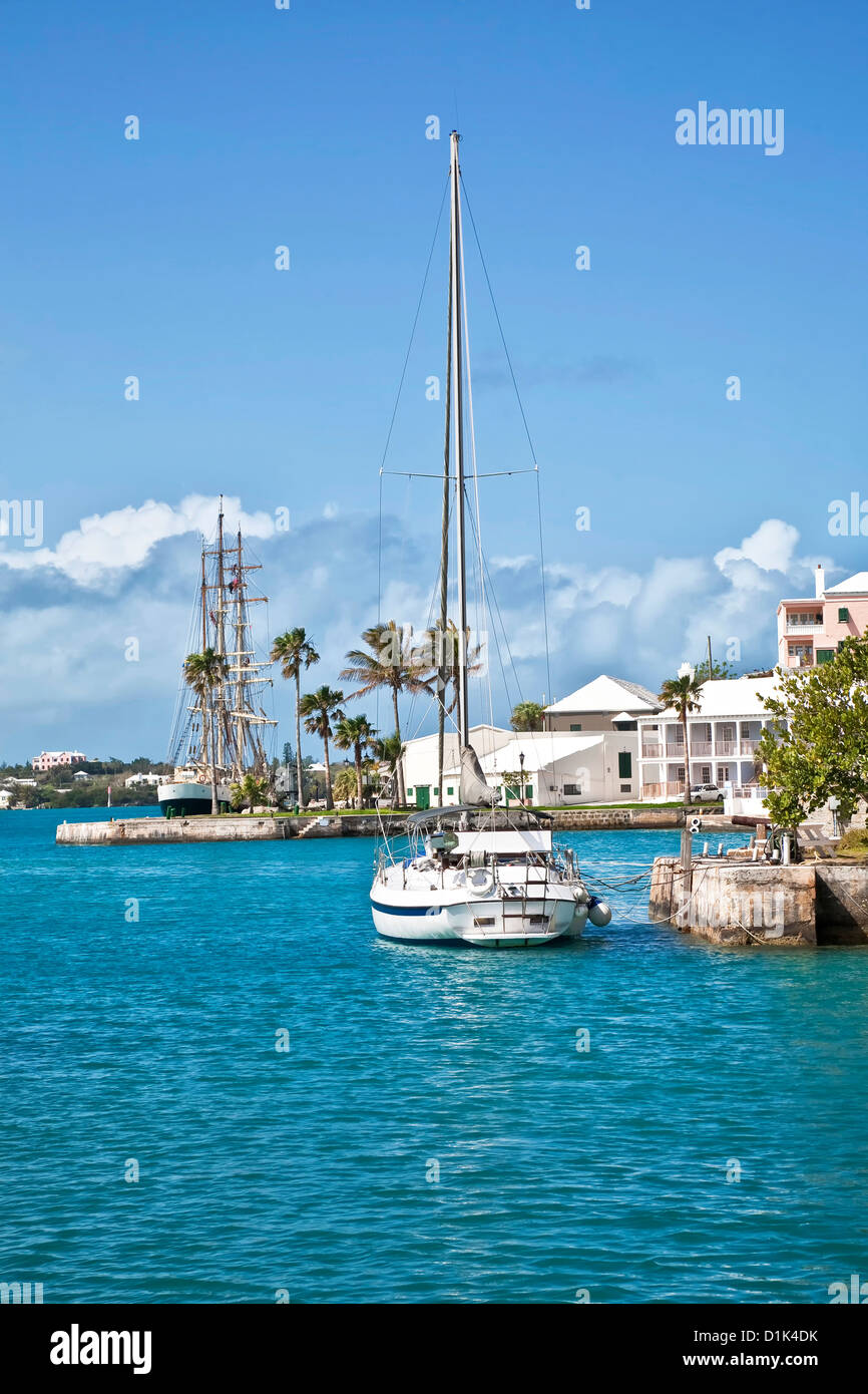 Segelschiffe gefesselt an der Uferpromenade der Stadt St. George's, Bermuda. Stockfoto