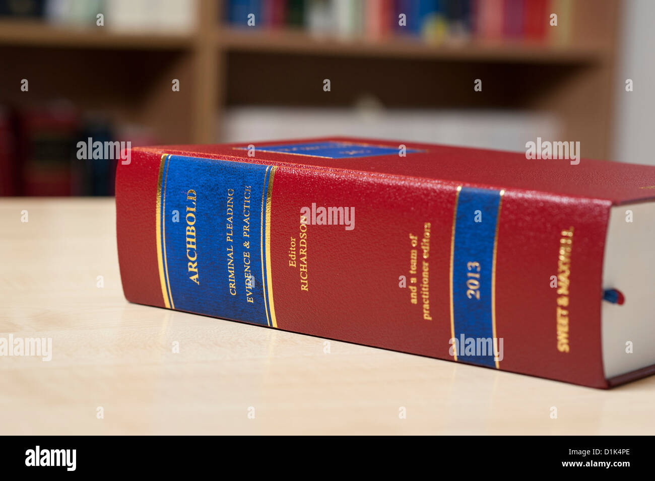 Nahaufnahme Foto von Archbold 2013 Rechtsbuch sitzen am Schreibtisch im Büro mit Bücherregalen von Gesetzestexten. Stockfoto