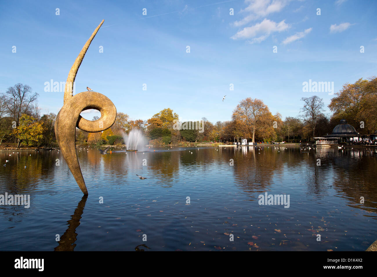 Skyscrapper, Bio-Heu-Skulpturen von Erno Bartha, Victoria Park, East London, UK. Stockfoto