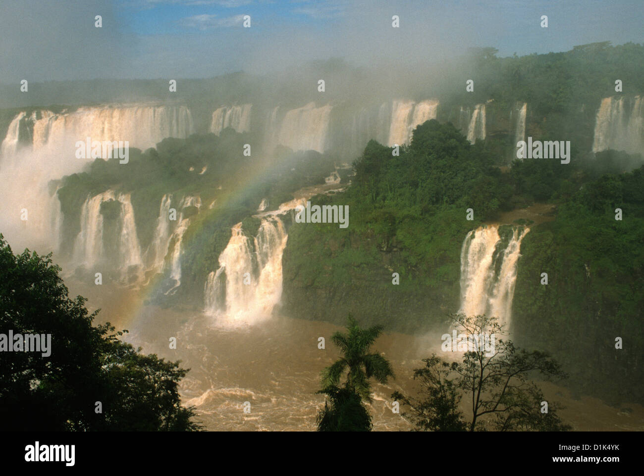 Ansicht der Iguazú-Wasserfälle an der Grenze zwischen Brasilien, Argentinien und Paraguay in Südamerika Stockfoto