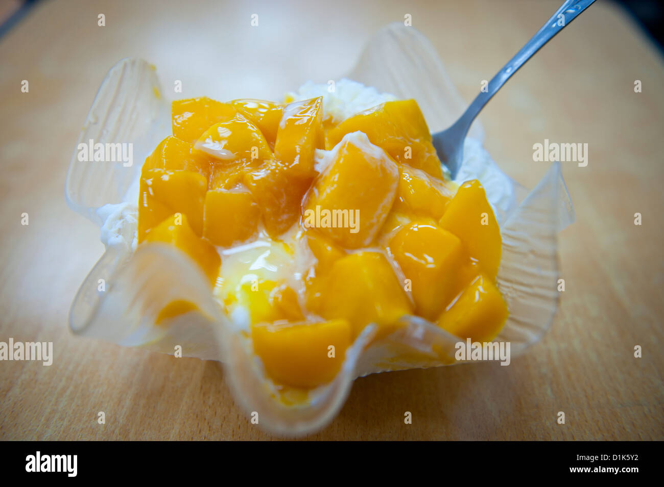 Mango und Eis Stockfoto