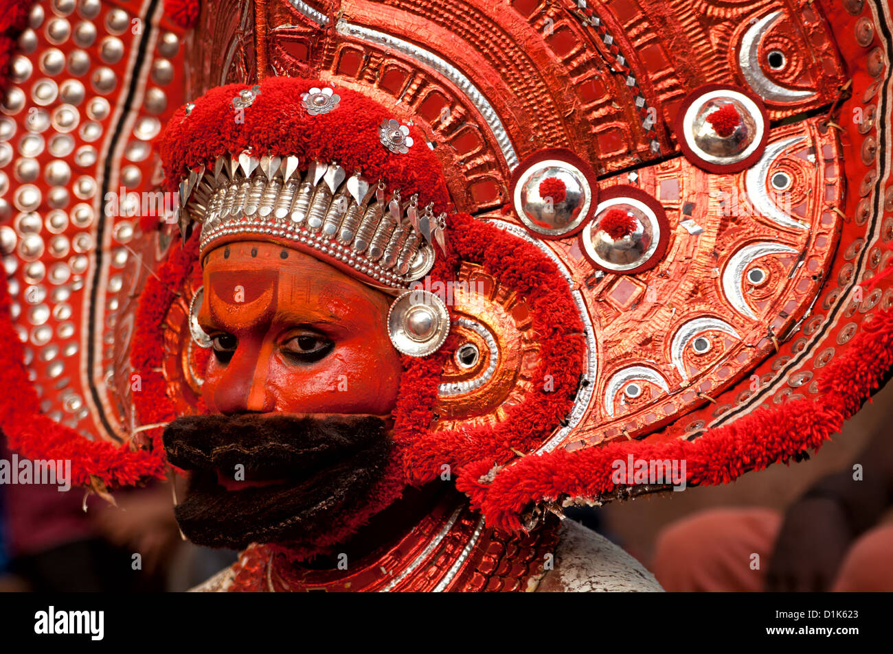 Theyyam Performer während traditionelle hinduistische Zeremonie in Kerala, Indien Stockfoto