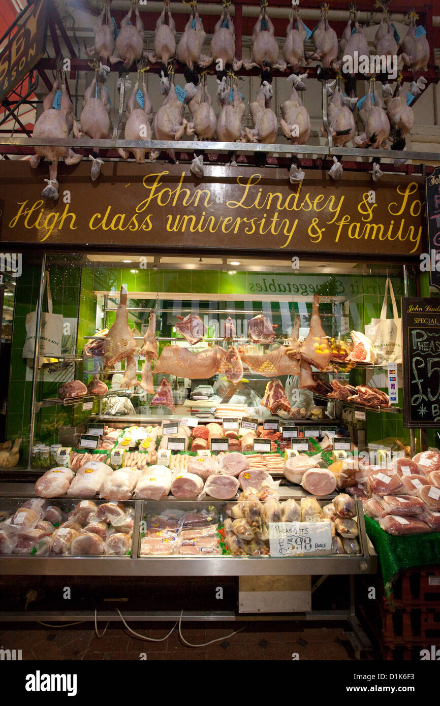 traditionellen Metzger-Shop in der Oxford Markthalle zu Weihnachten Stockfoto