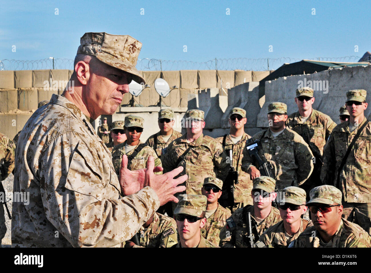 US-General John R. Allen, International Security Assistance Force Commander besucht Soldaten bei Combat Outpost Jannat 25. Dezember 2012 in der Nähe von Kandahar, Afghanistan. Stockfoto