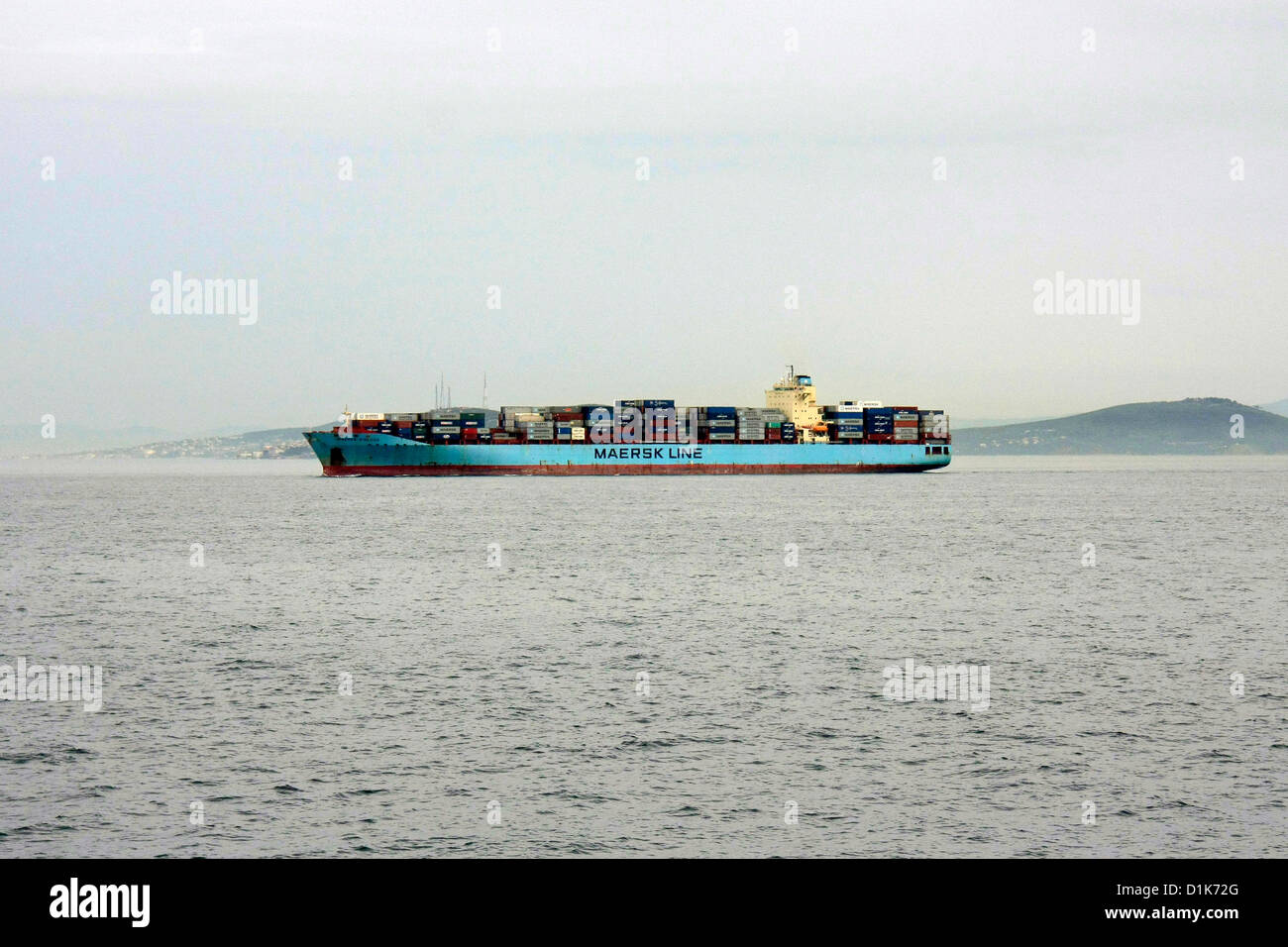 Segeln Frachter, beladen Mearsk Containerschiff mit Containern in Gewässern Stockfoto
