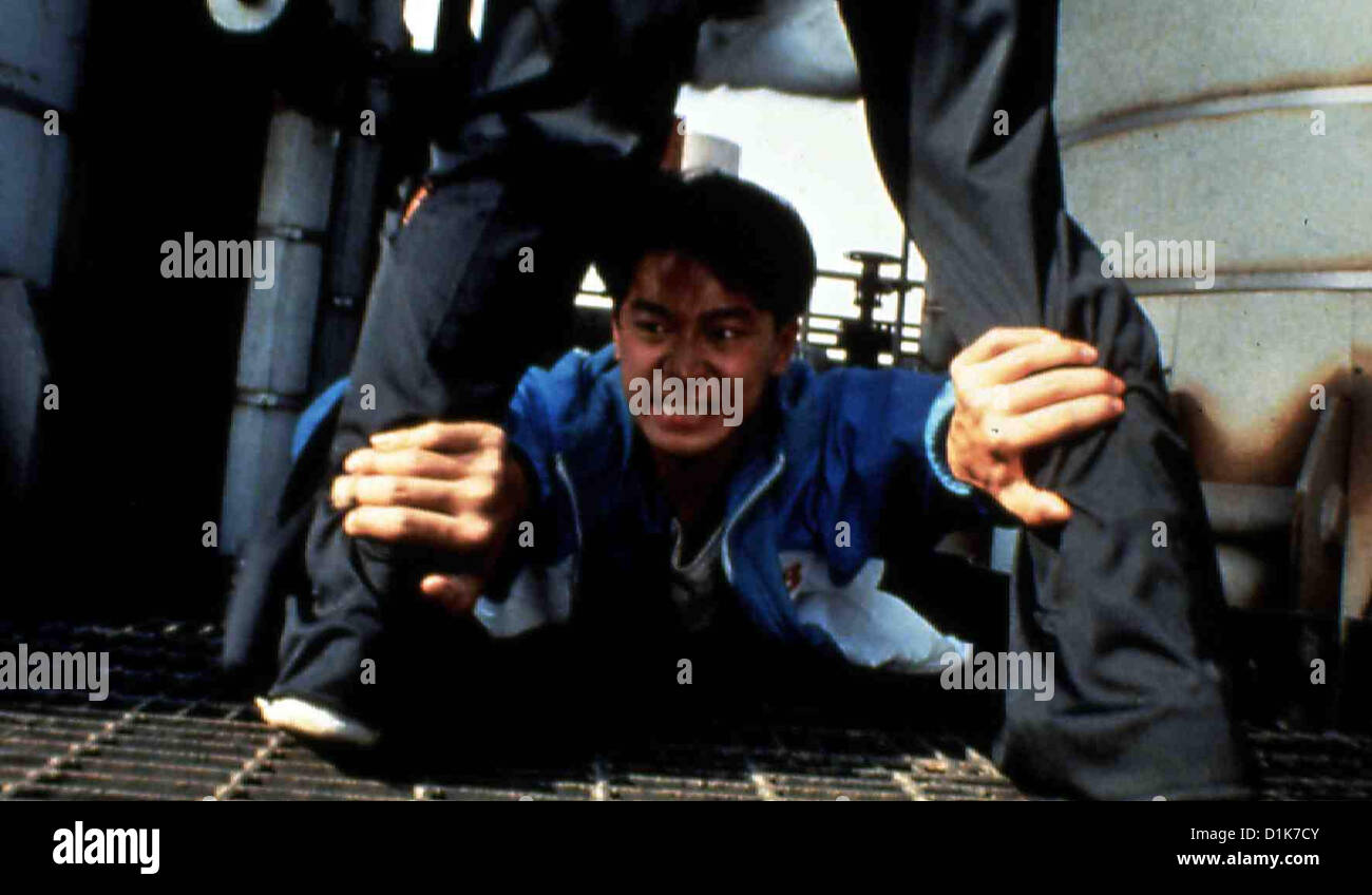 Blutsbruder - Kämpfer, Sieger Atmung Feuer Jonathan Ke Quan Als Charlie (Jonathan Ke Quan) Glaubt, Dass seine Eltern Stockfoto