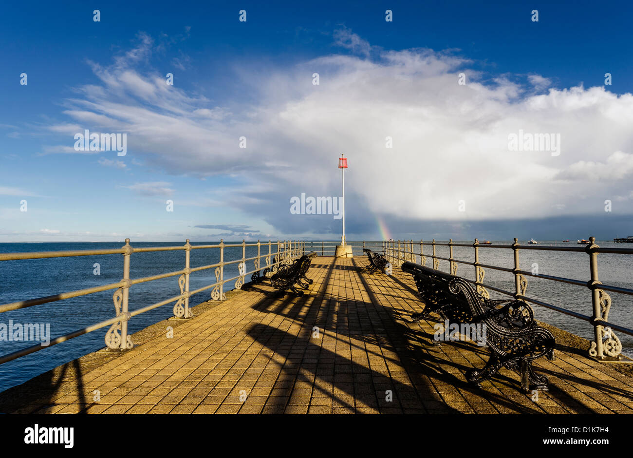 Regenbogen über dem Banjo-Pier in Swanage, Dorset Stockfoto