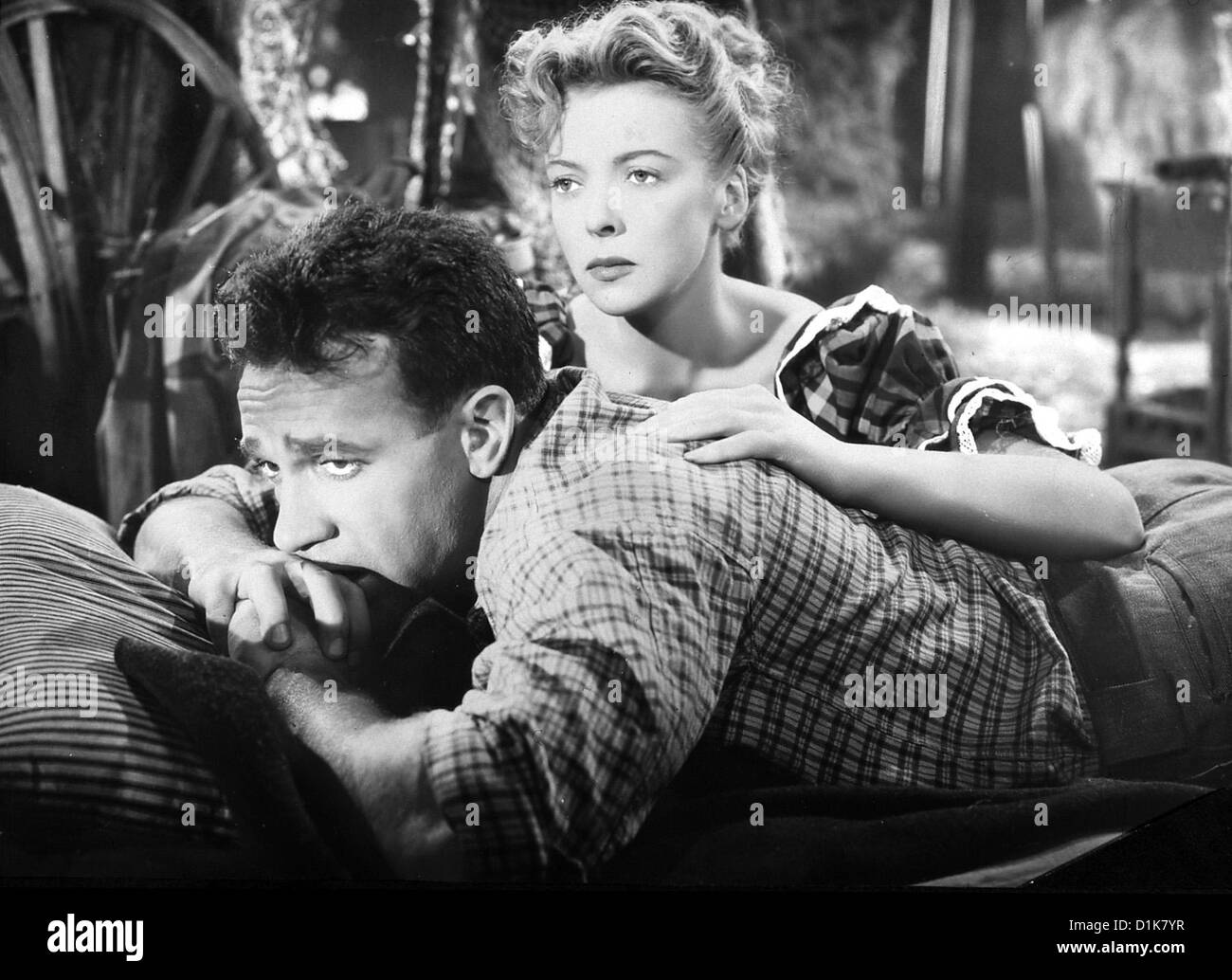 Das Tiefe Tal tiefen Tal Dane Clark, Ida Lupino Nachdem Straefling Barry (Dane Clark) aus Einem Gefangenenlager gefluechtet Stockfoto