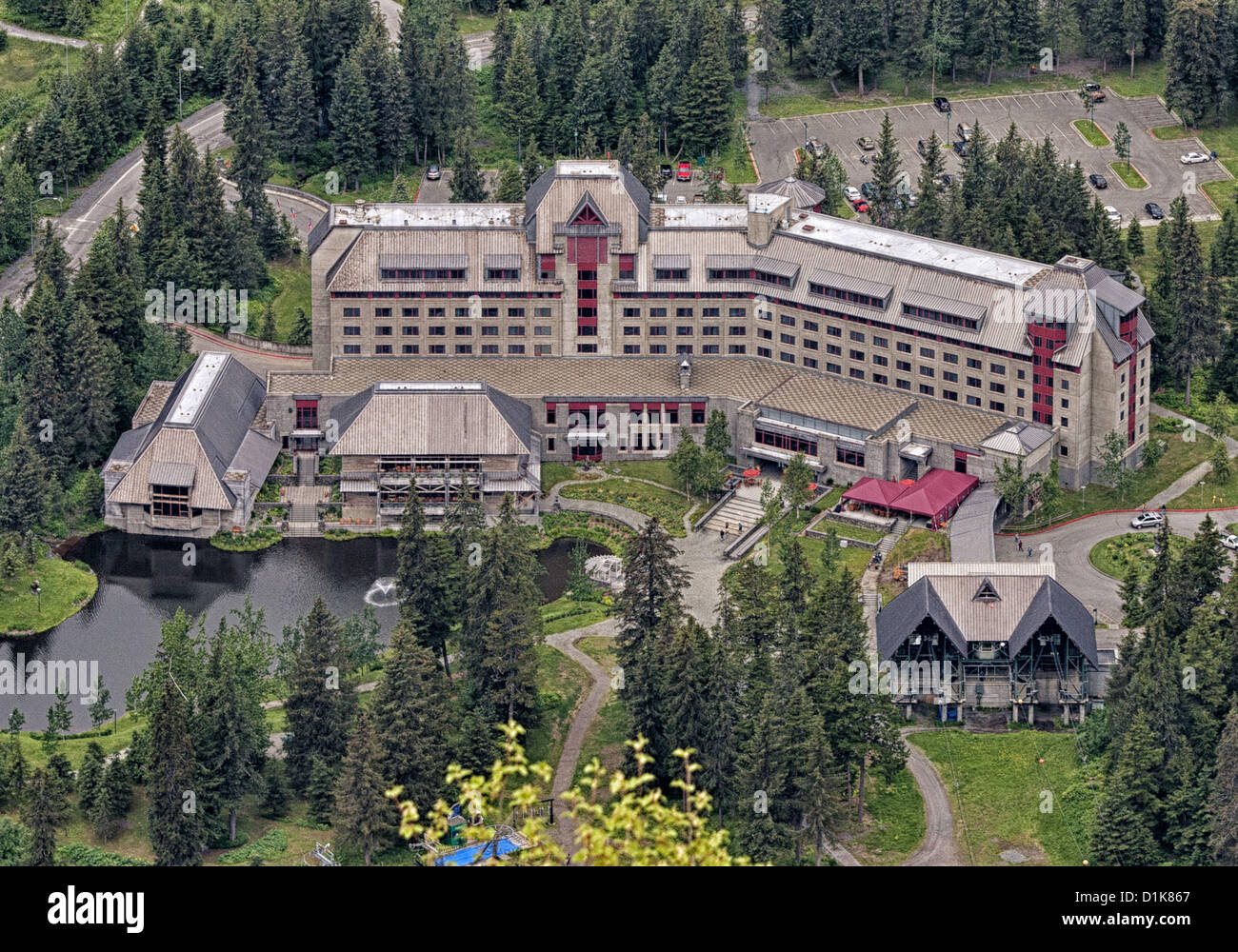 30. Juni 2012 - Girdwood, Alaska, USA - ein Blick vom Mt. Alyeska der Chateau-Stil-Architektur von der vier-Sterne-, das ganze Jahr über, Alyeska Resort & Hotel und seine untere Straßenbahn terminal, umgeben von hoch aufragenden Fichten, befindet sich in Girdwood, Alaska, 27 mi (44Â km) von Anchorage. (Kredit-Bild: © Arnold Drapkin/ZUMAPRESS.com) Stockfoto