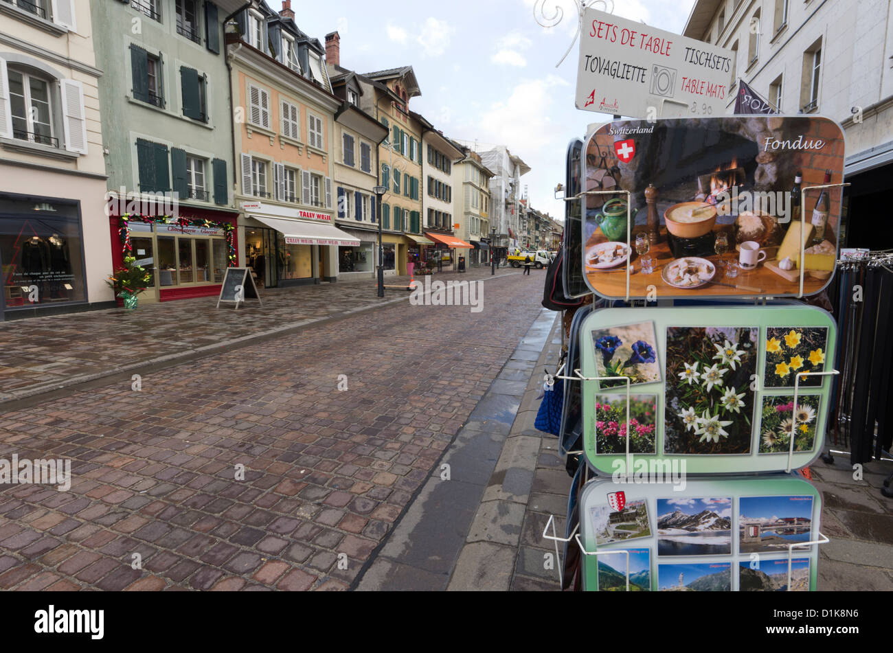 Blick auf die Grand Rue in Morges, Schweiz mit Souvenirs im Vordergrund Stockfoto