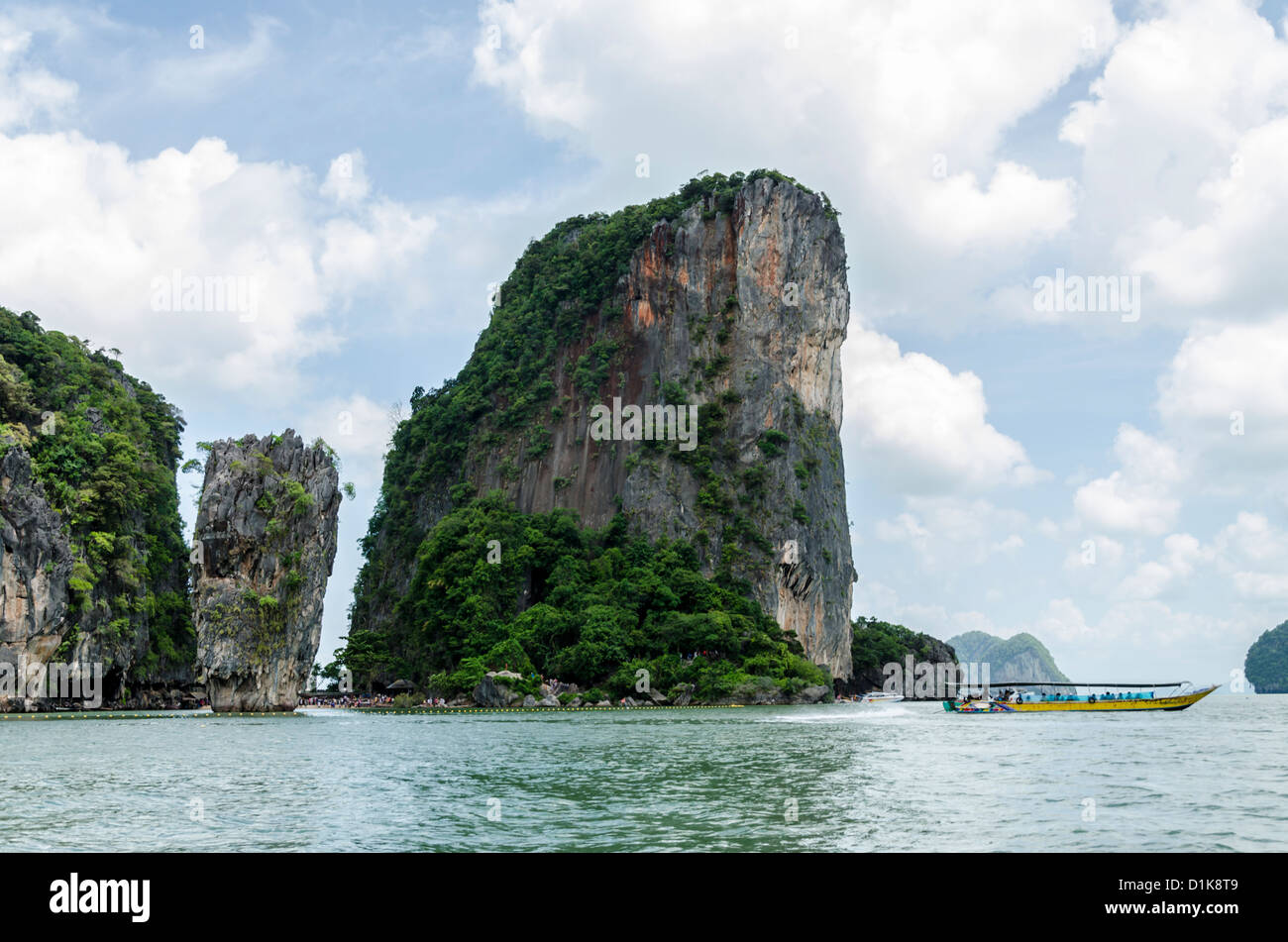 Kalksteinklippen von James Bond Island oder Ko Phing Kan Longtail-Boote, die vom Boot aus gesehen. Stockfoto