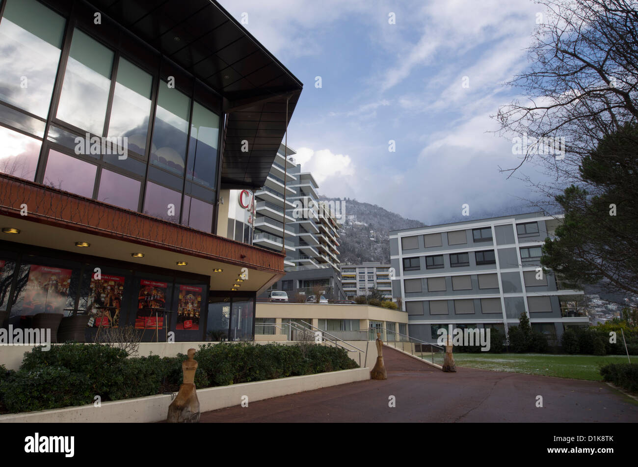 Ansicht von Montreux Casino mit Gebäuden hinter Stockfoto