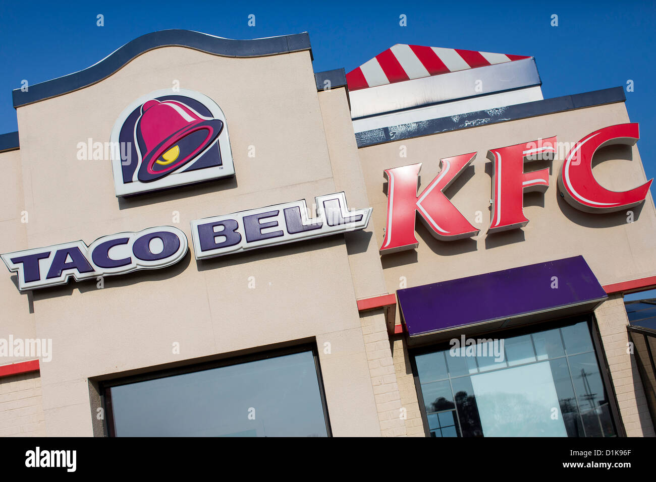 Ein Taco Bell und Kentucky Fried Chicken (KFC) Fast-Food-Restaurant. Stockfoto