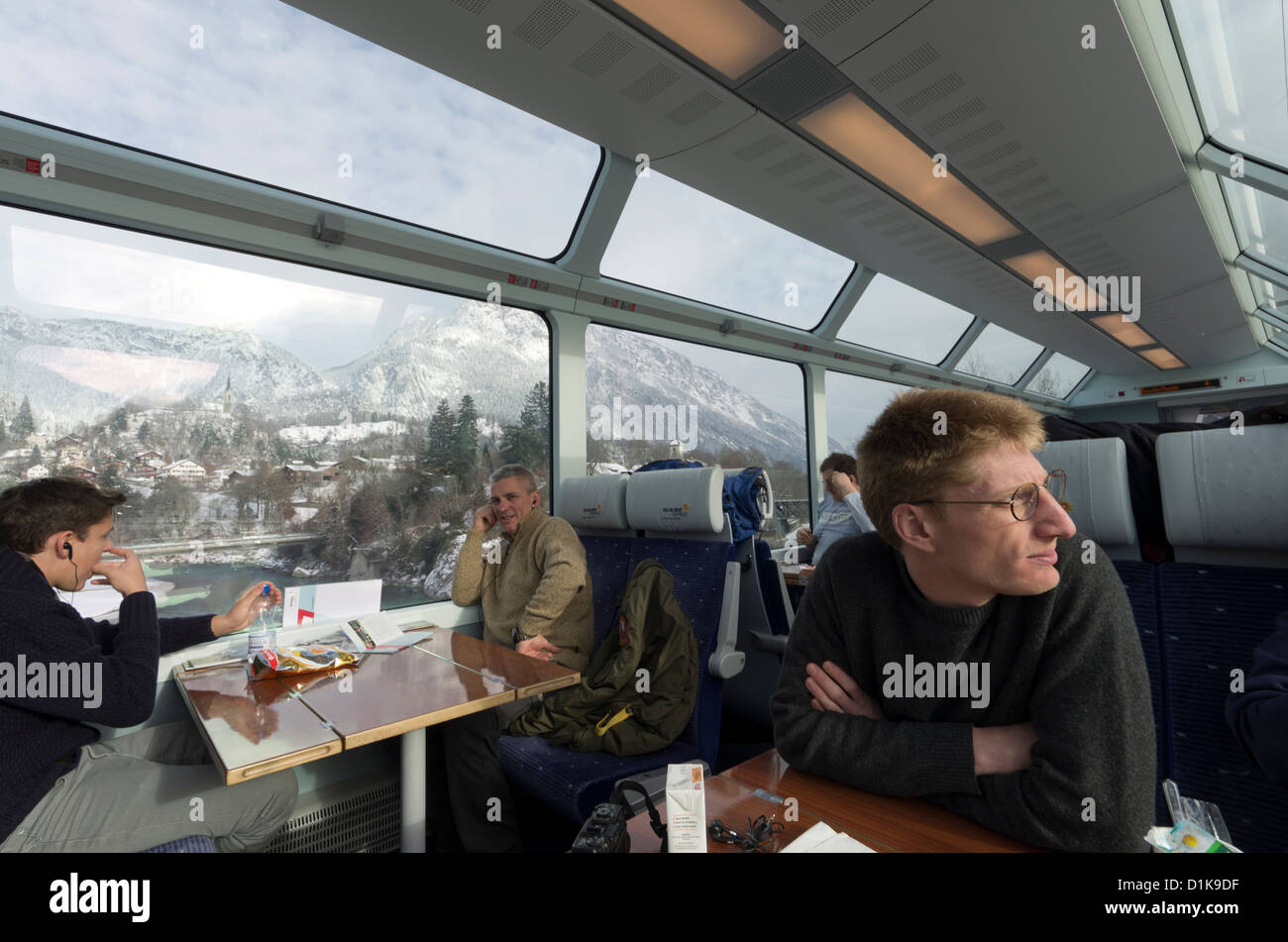Passagiere auf dem Glacier-Express-Zug mit Blick auf die Berge in der Nähe von Brig, Schweiz. Stockfoto