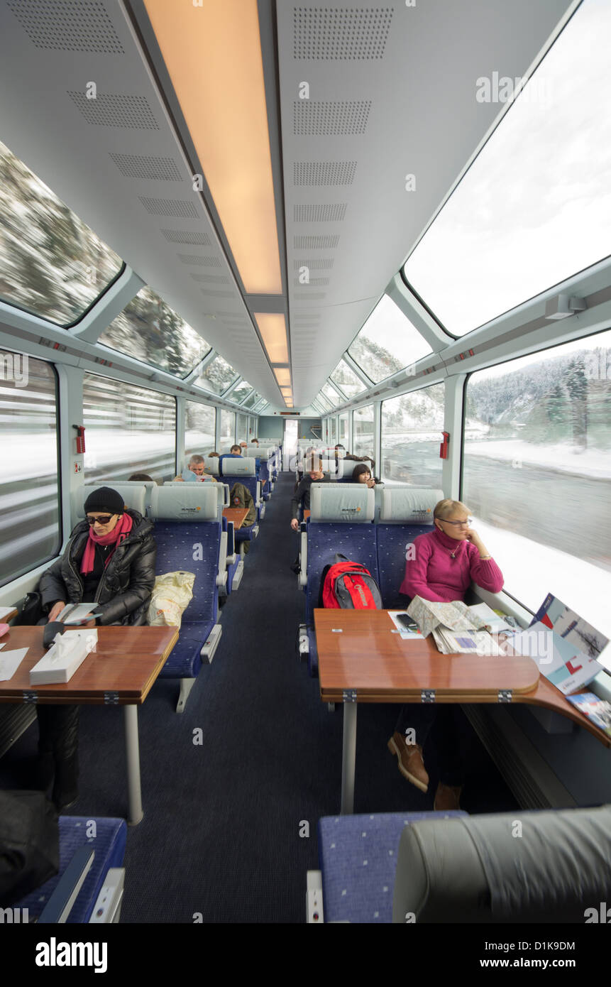 Passagiere auf dem Glacier-Express-Zug in der Nähe von Oberwald, Schweiz. Stockfoto