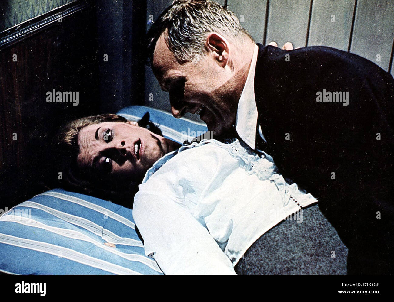 Fanatische sterben! Sterben! Mein Liebling!   Stefanie Powers Und Peter Vaughan in Szene *** lokalen Caption *** 1965-- Stockfoto