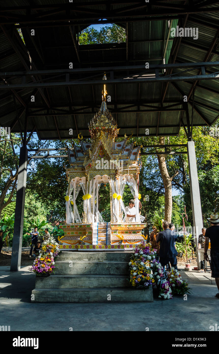 Beerdigung Schwimmer bereit, Brand im Freien am buddhistischen Feuerbestattung Zeremonie in Chiang Mai Thailand eingestellt werden Stockfoto