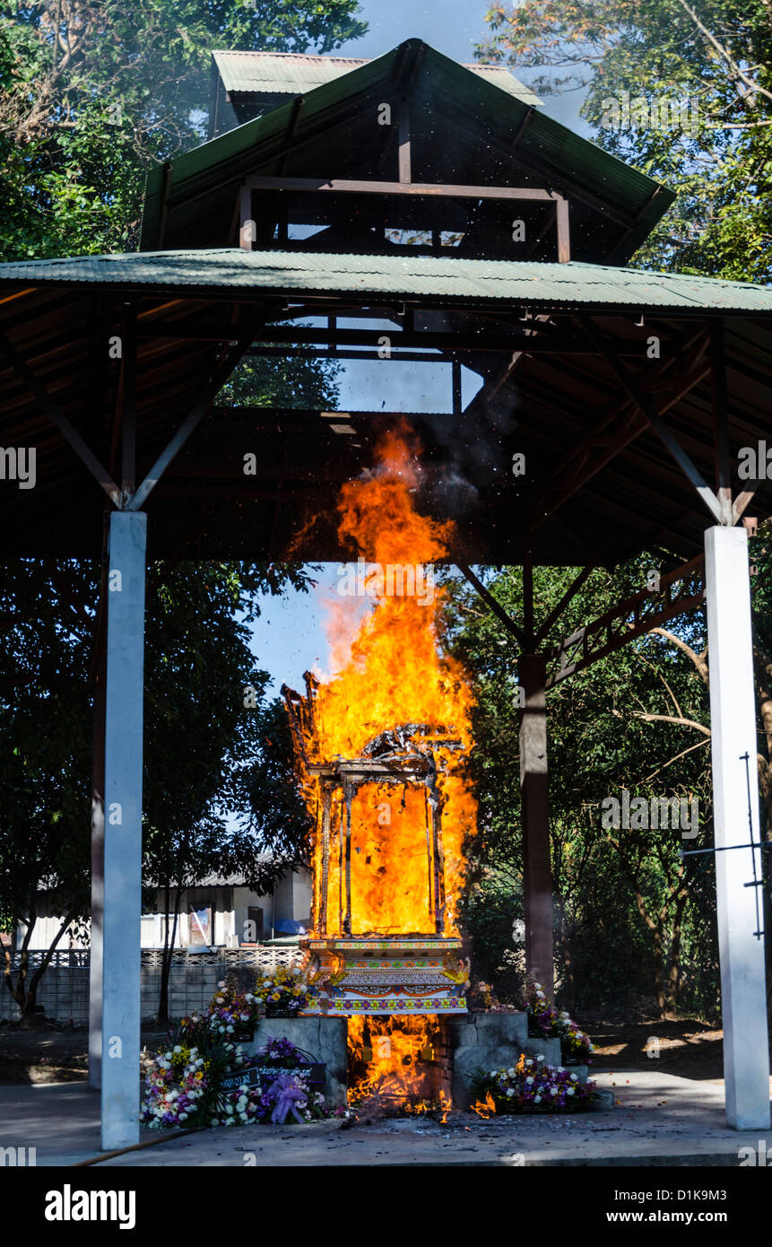 Scheiterhaufen verbrennen, Körper mit hoch aufragenden zu verbrennen Flammen im Inneren freien Struktur an buddhistischen Begräbnis in Chiang Mai Thailand Stockfoto