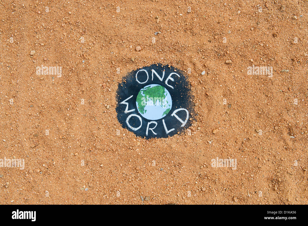 Tafel mit der Erde und ONE WORLD geschrieben steht auf einem Feldweg. Indien Stockfoto