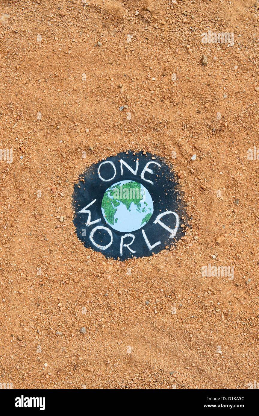 Tafel mit der Erde und ONE WORLD geschrieben steht auf einem Feldweg. Indien Stockfoto