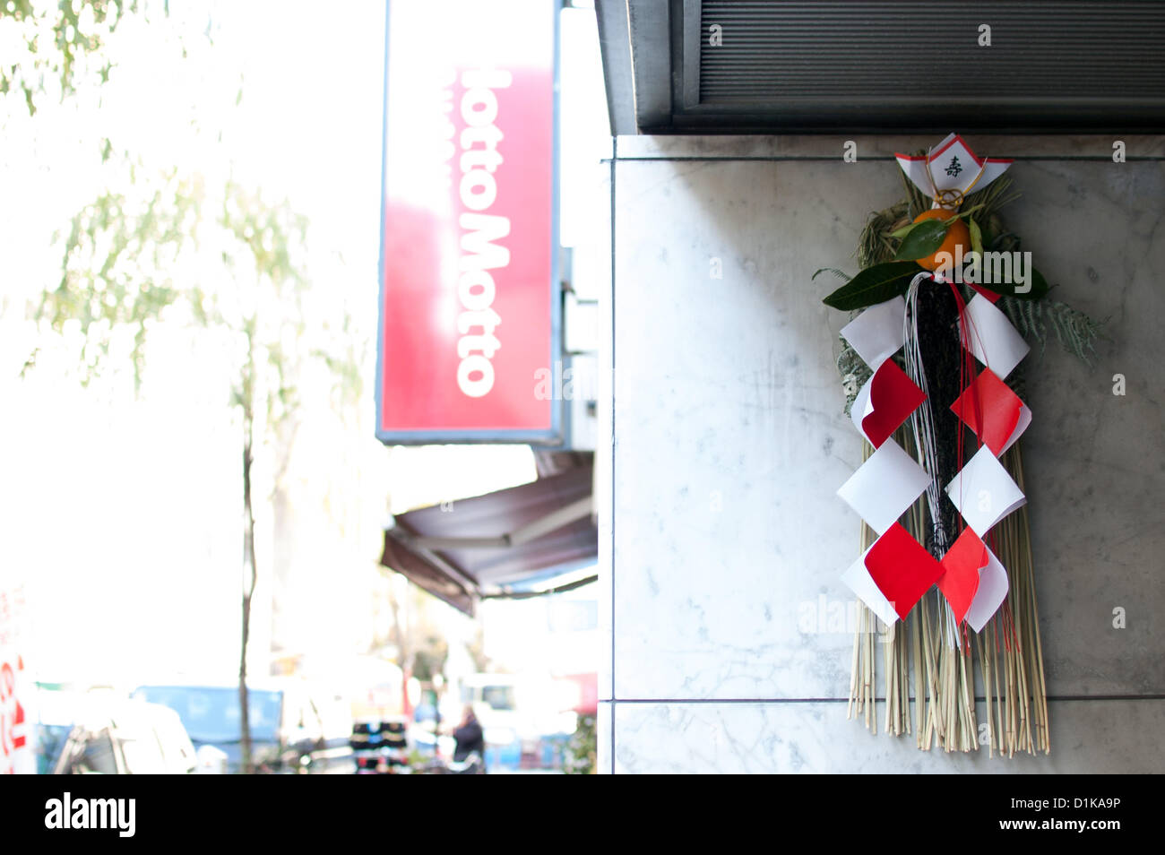 27. Dezember 2012, Tokyo, Japan - ist Shimekazari der Heilige Stroh Seile genannt "Shimenawa" zur Abwehr von bösen Geistern in der Silvester-Saison gemacht. Japanische Neujahr Dekorationen sind entfernt und verbrannt am 7. Januar. (Foto von Yumeto Yamazaki/AFLO) Stockfoto