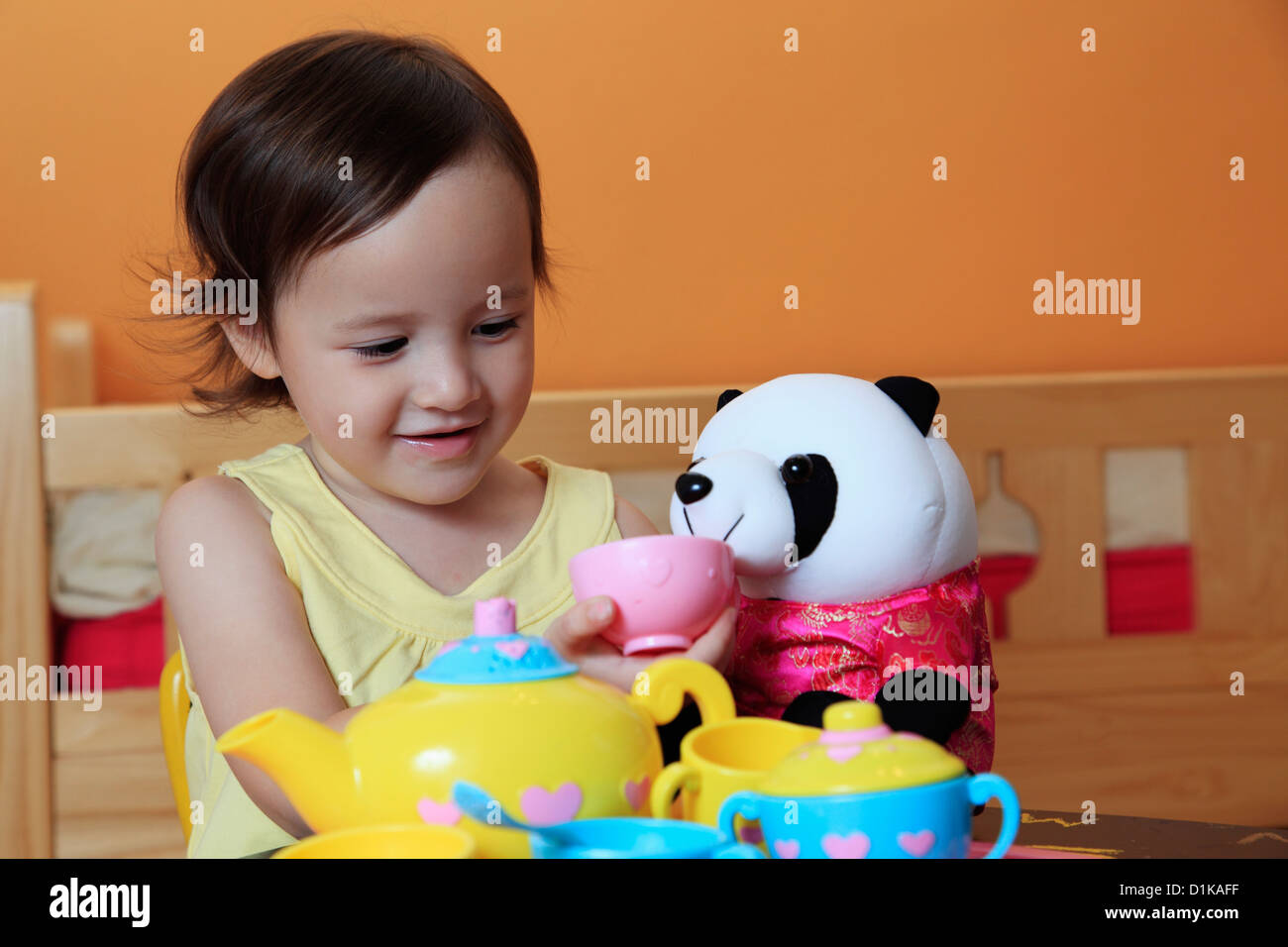 Junges Mädchen mit einer Tee-Party mit ihr Spielzeug Panda Bär Stockfoto