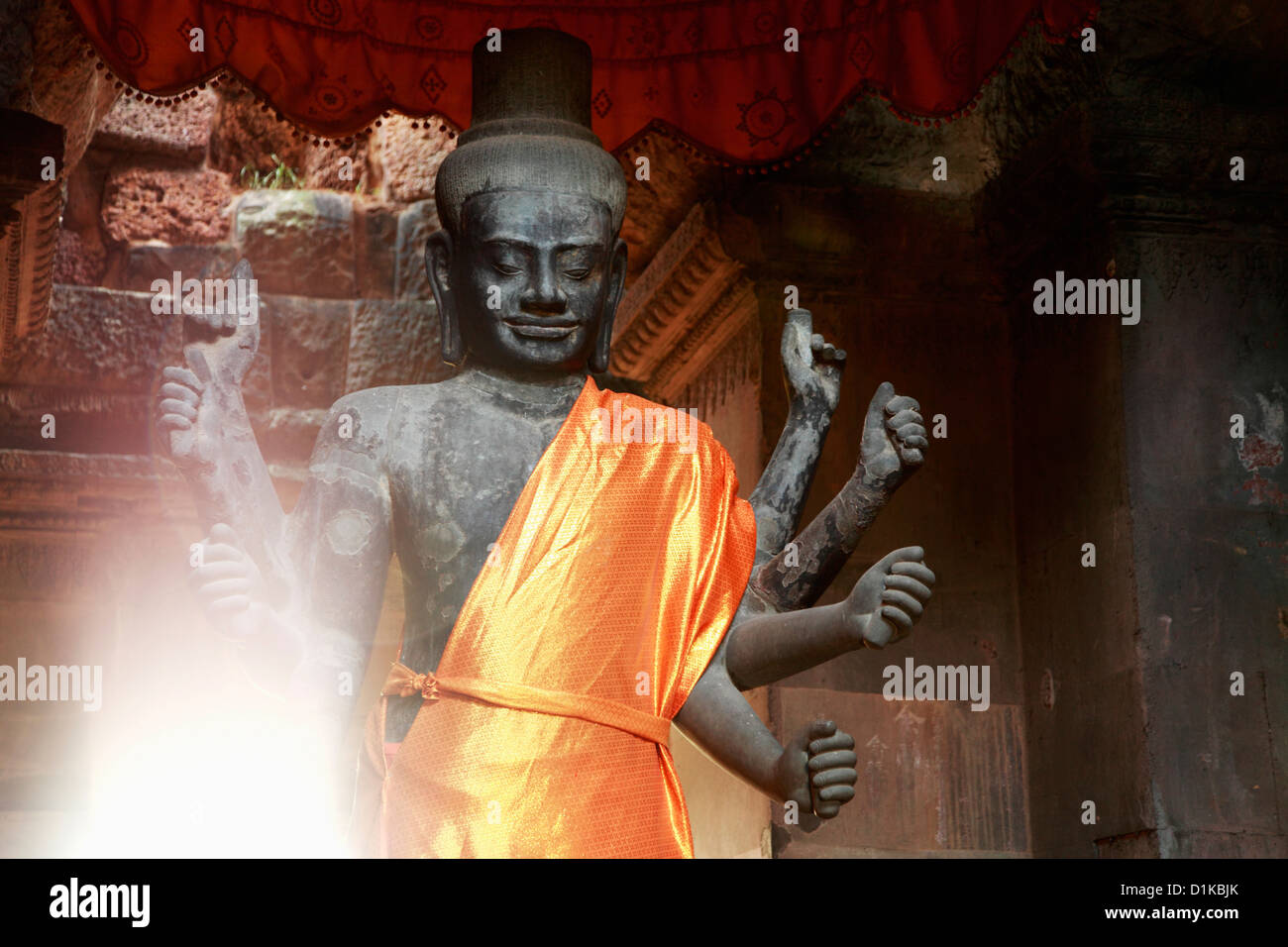 Stein Buddha drapiert in gold Stoff in einen Tempel, Angkor Wat, Kambodscha Stockfoto