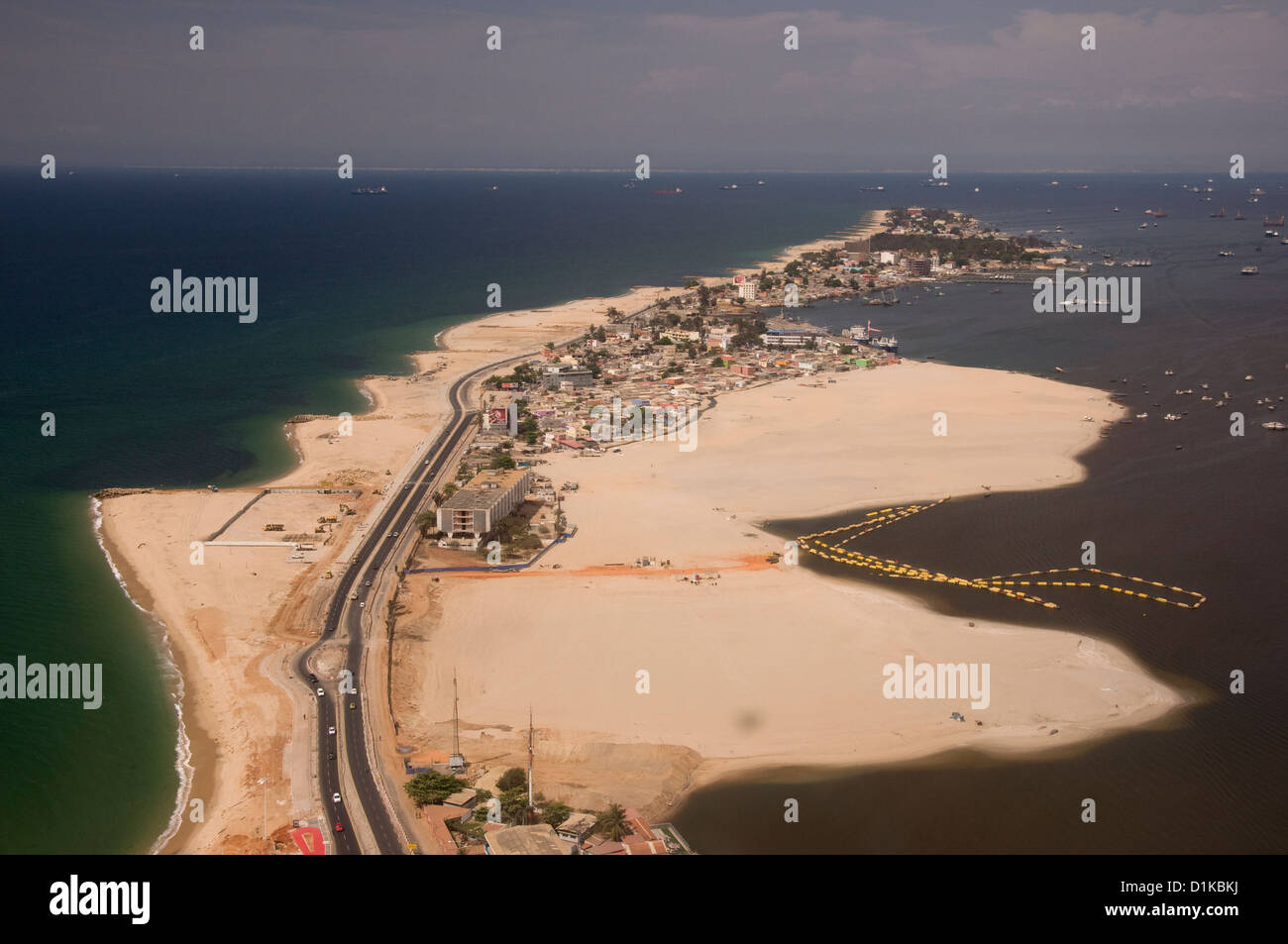 Wir überqueren die Ilha de Luanda, Spieß aus die Küste von Luanda, Abfahrt Luanda nördlich für Point Noire gebunden. Stockfoto