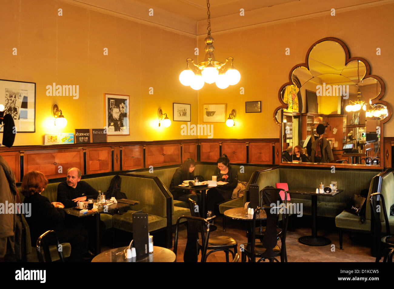 Österreich, Wien IV, Cafe Goldegg, Goldeggasse 22, Altes Wiener Kaffeehaus  Stockfotografie - Alamy