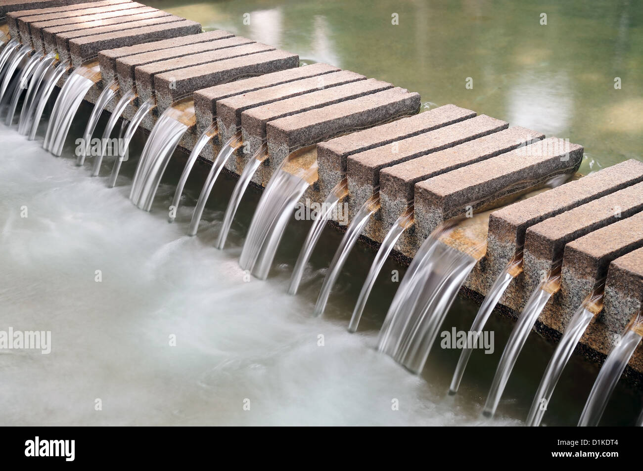 Wasserfall schmücken Struktur im Park. Stockfoto