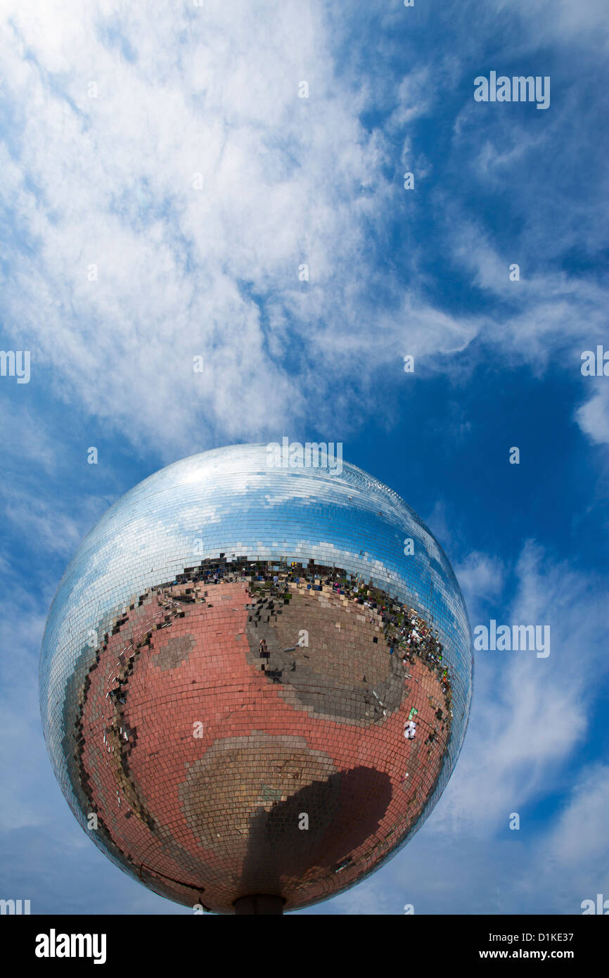 Riesige Glitter Globus auf Blackpool promenade Stockfoto