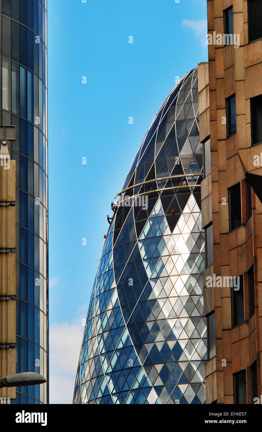 Gherkin oder Swiss Re Gebäude im Herzen von Londons Finanz- und Bezirk der Stadt, durch eine Seitenstraße gesehen. Stockfoto
