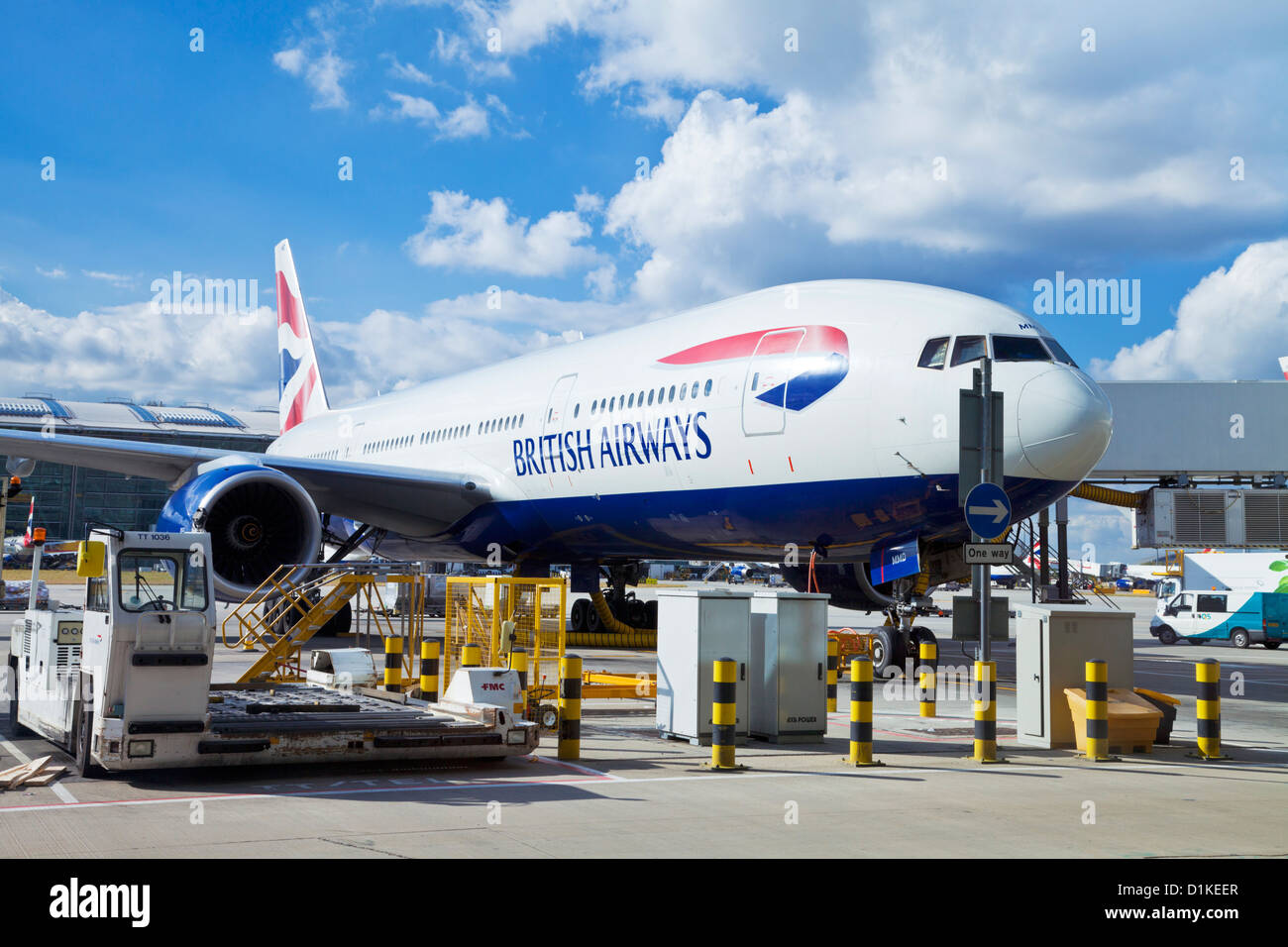 British Airways Flugzeug Ready boarding, beladen mit Gepäck und Verpflegung Heathrow Airport Terminal 5 London UK GB EU Europe Stockfoto