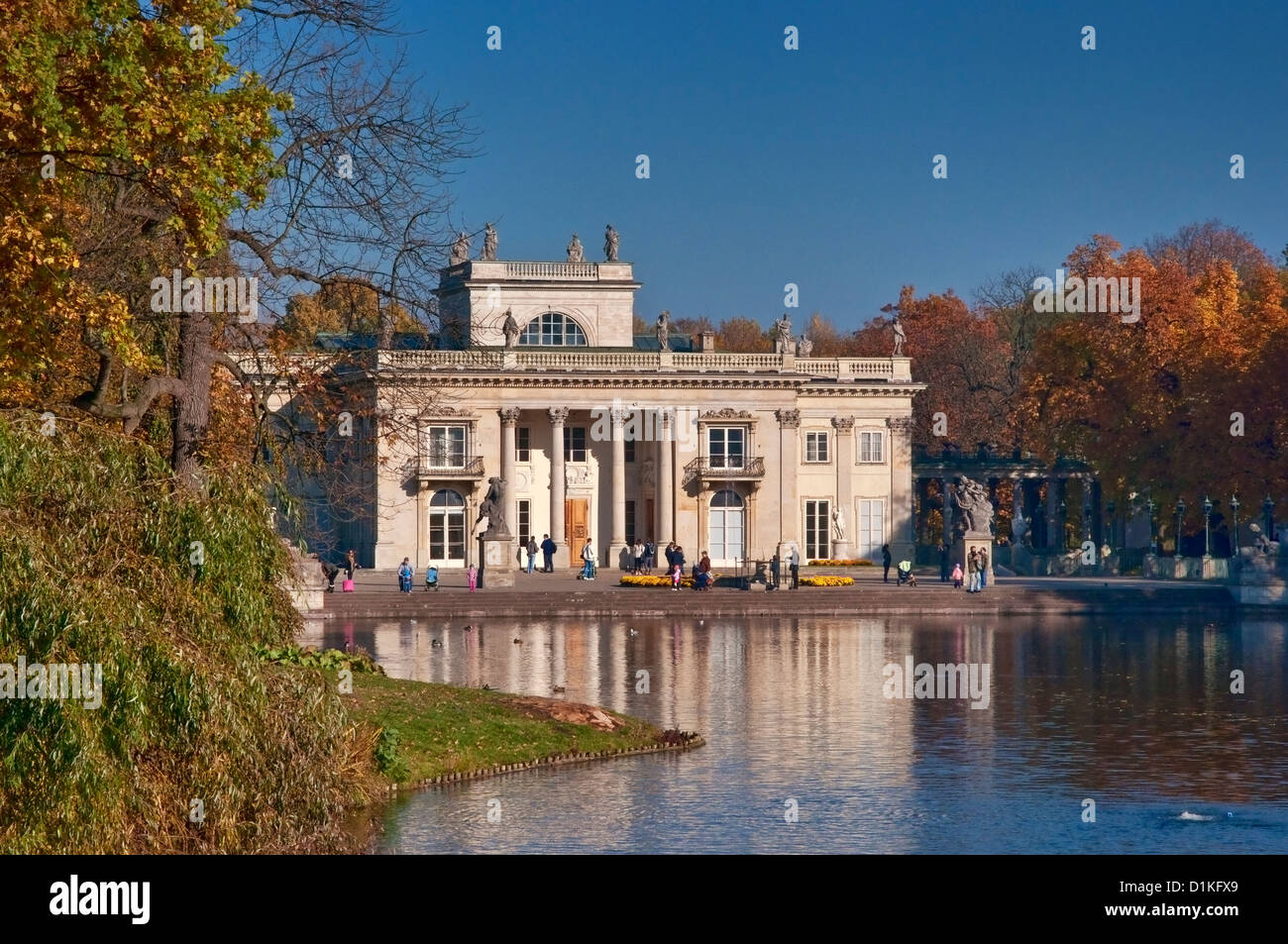 Lazienki Palace über Lazienki-See in Warschau, Polen Stockfoto