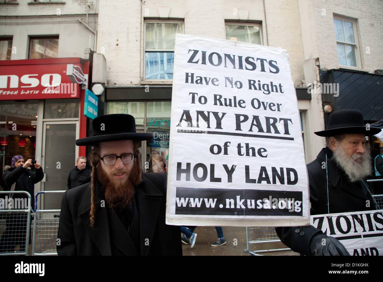 London, UK. 27. Dezember 2012 chassidischen Juden trat den Protest vor der israelischen Botschaft. Stockfoto