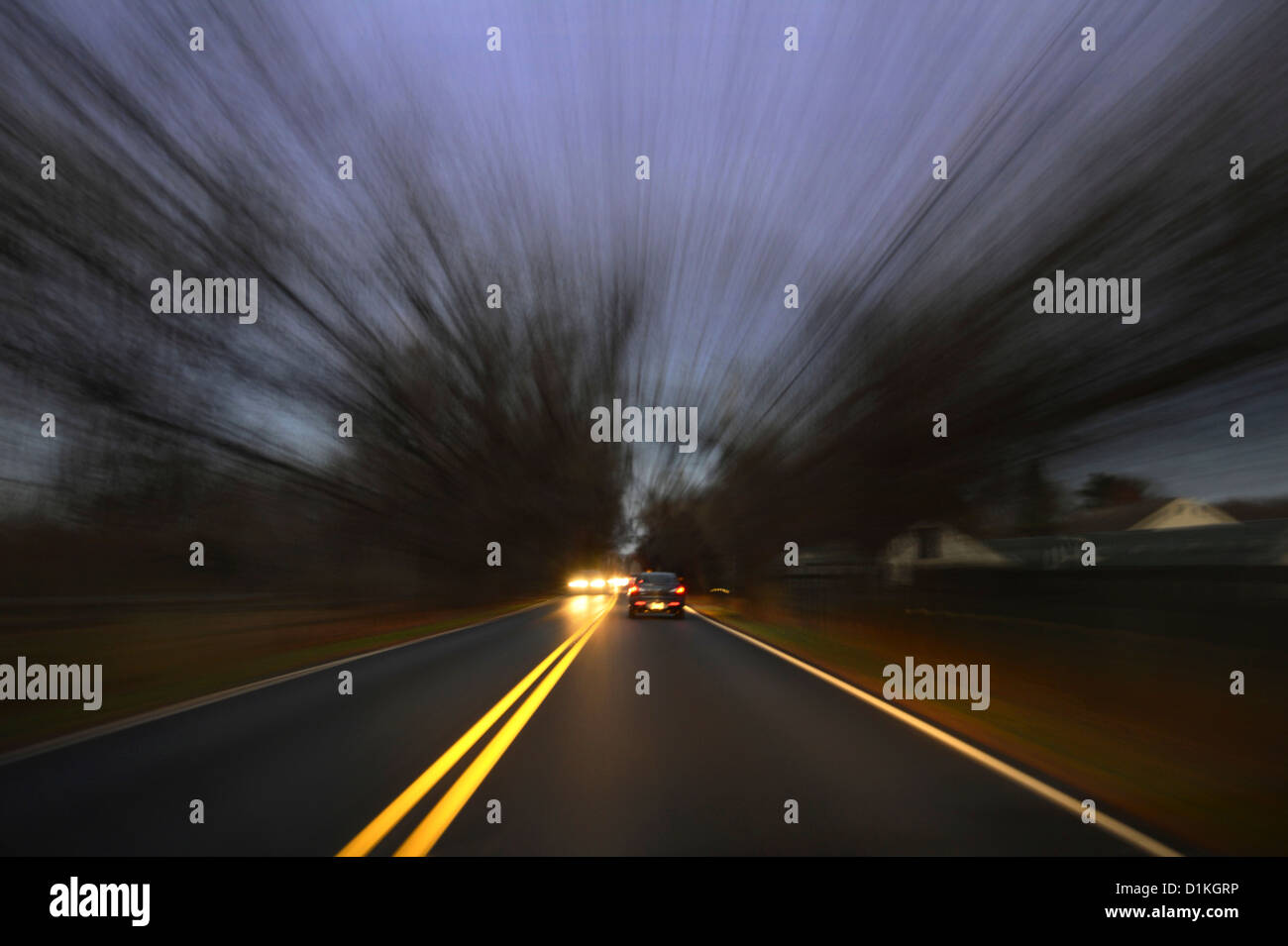 Auto beschleunigt auf Straße, USA Stockfoto