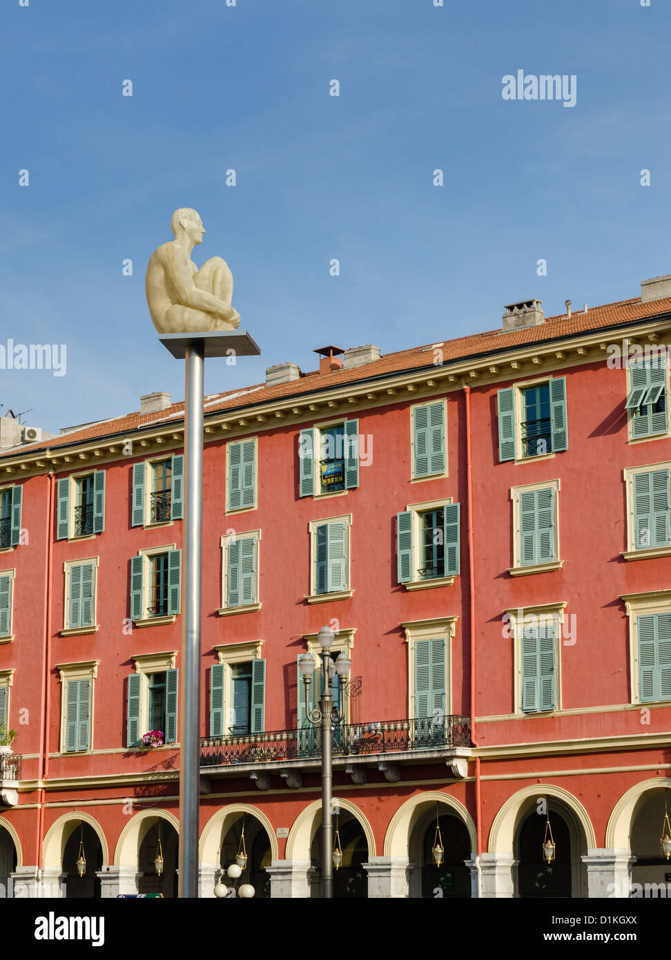 Einer der sieben Skulpturen auf hohen Masten in Place Masséna im Zentrum von Nizza an der Côte d ' Azur. Stockfoto