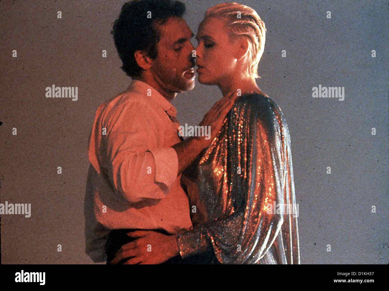 Domino Sucht sterben Liebe Domino?, Brigitte Nielsen Domino (Brigitte Niesen) Mit Dem Objekt Ihrer Begierde. Lokale Beschriftung Stockfoto