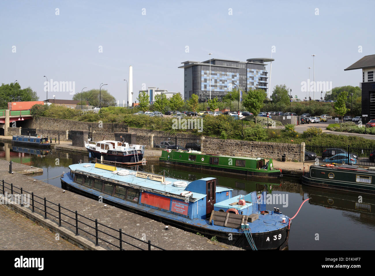 Kanalschiffe und schmale Boote, die auf dem Sheffield Tinsley Kanal, Victoria Quays Sheffield England, britischen Wasserstraßen festgemacht wurden Stockfoto