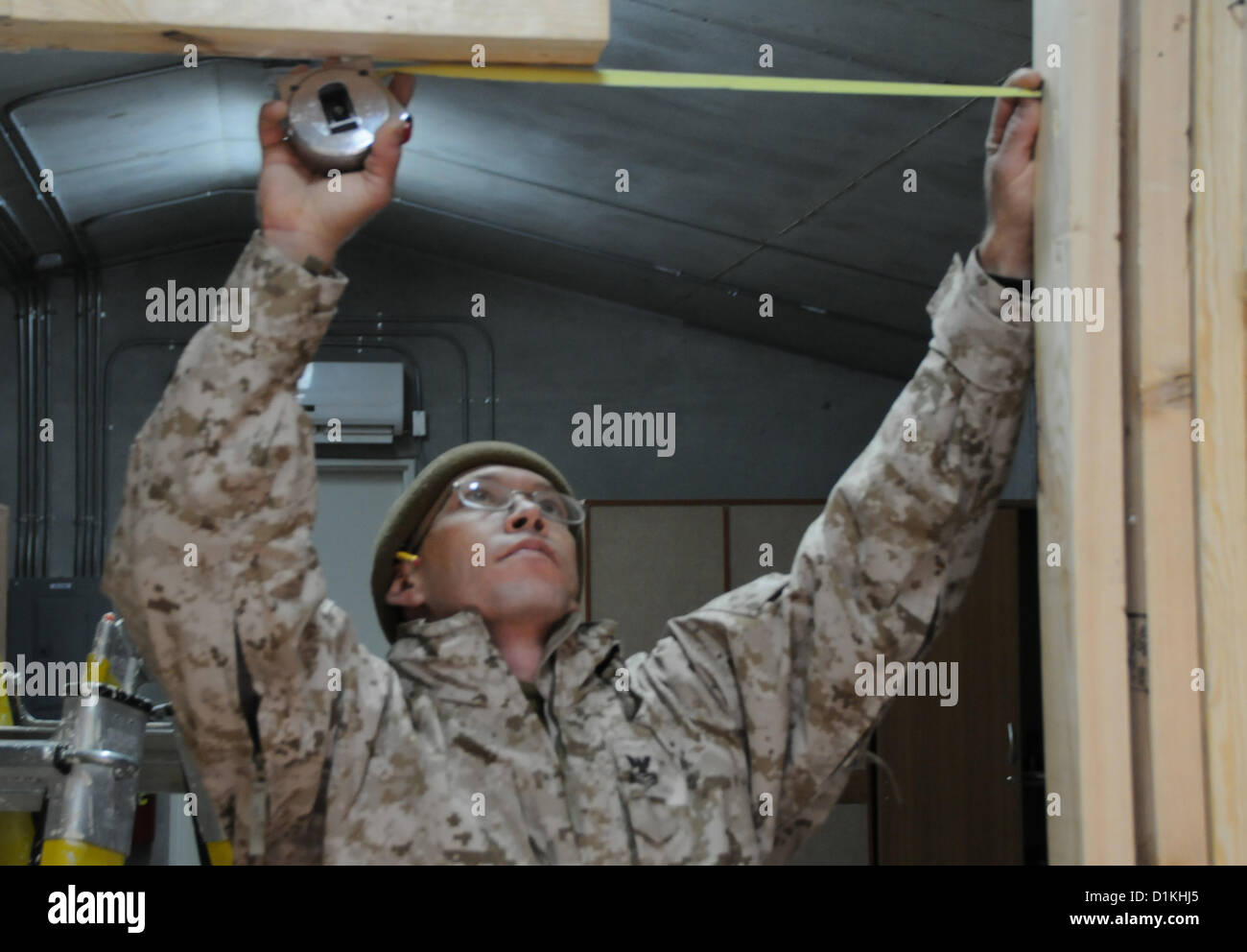 "Seabees" des 14. Naval Mobile Bau-Bataillon, aus Jacksonville, Florida, Möbel und persönliche Räume innerhalb des neu errichteten Krieger Recovery Center, Bagram Airfield, Afghanistan, 27. Dez. gebaut. Das Gerät versucht das Projekt, um ihre anderen Service-Mitgliedern zu helfen. Die Bänke, Wand-Partitionen und Holzinterieur geben die Service-Mitglieder eine entspanntere Atmosphäre in der Nähe von Craig Joint Theater Krankenhaus. Die WRC wird geleitet von 219. Medical Detachment (Bekämpfung des operativen Stress Control), Unterricht, Bereitstellung von Gruppen- und individuelle Beratung und Service-Mitglieder zu geben Stockfoto