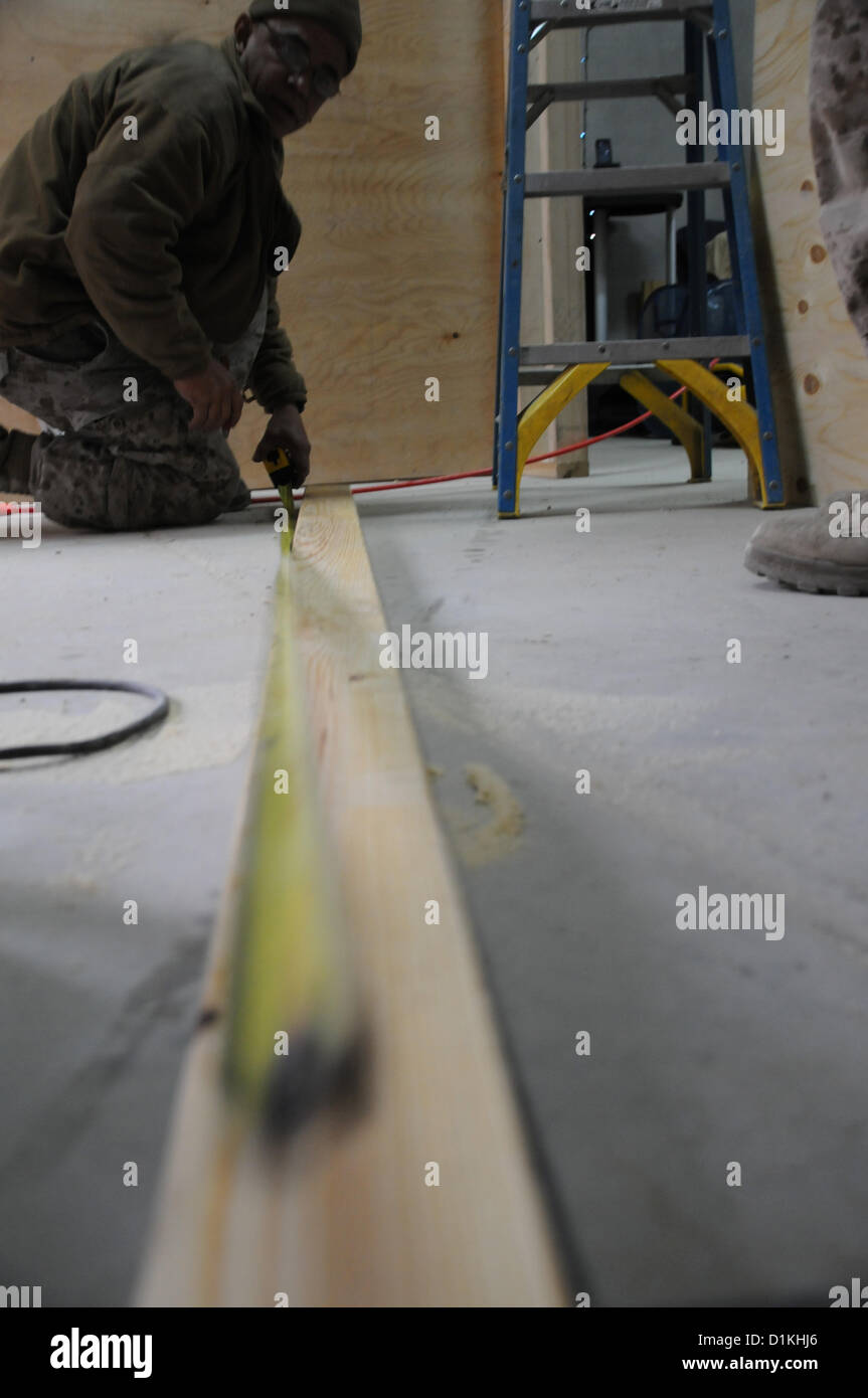 "Seabees" des 14. Naval Mobile Bau-Bataillon, aus Jacksonville, Florida, Möbel und persönliche Räume innerhalb des neu errichteten Krieger Recovery Center, Bagram Airfield, Afghanistan, 27. Dez. gebaut. Das Gerät versucht das Projekt, um ihre anderen Service-Mitgliedern zu helfen. Die Bänke, Wand-Partitionen und Holzinterieur geben die Service-Mitglieder eine entspanntere Atmosphäre in der Nähe von Craig Joint Theater Krankenhaus. Die WRC wird geleitet von 219. Medical Detachment (Bekämpfung des operativen Stress Control), Unterricht, Bereitstellung von Gruppen- und individuelle Beratung und Service-Mitglieder zu geben Stockfoto
