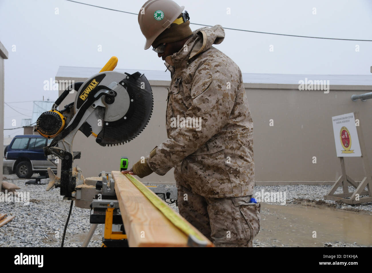 "Seabees" des 14. Naval Mobile Bau-Bataillon, aus Jacksonville, Florida, Möbel und persönliche Räume innerhalb des neu errichteten Krieger Recovery Center, Bagram Airfield, Afghanistan, 27. Dez. gebaut. Das Gerät versucht das Projekt, um ihre anderen Service-Mitgliedern zu helfen. Die Bänke, Wand-Partitionen und Holzinterieur geben die Service-Mitglieder eine entspanntere Atmosphäre in der Nähe von Craig Joint Theater Krankenhaus. Die WRC wird geleitet von 219. Medical Detachment (Bekämpfung des operativen Stress Control), Unterricht, Bereitstellung von Gruppen- und individuelle Beratung und Service-Mitglieder zu geben Stockfoto